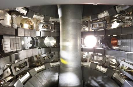 Inside_MAST_(UKAEA)_460